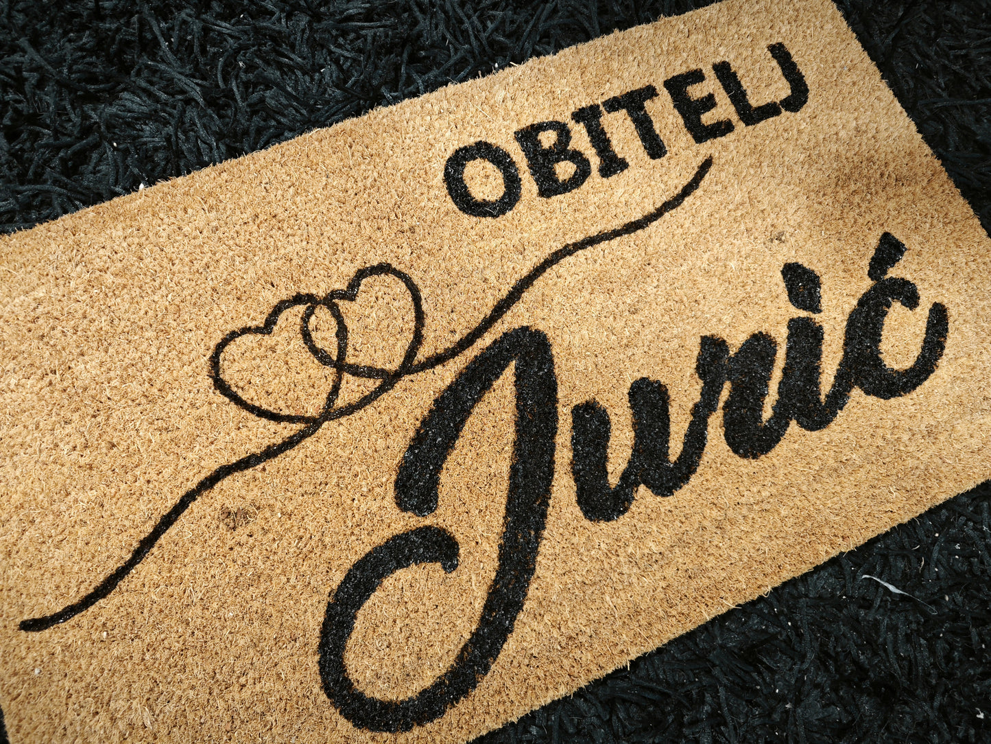 Personalizirani ulazni otirač – s prezimenom i motivom po tvojoj želji 🏡