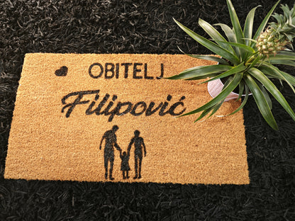 Personalizirani ulazni otirač – s prezimenom i motivom po tvojoj želji 🏡