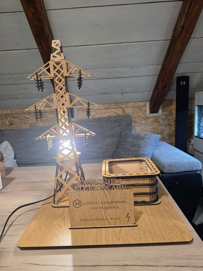 ⚡ Personalizirani drveni dekor – elektro tematski poklon