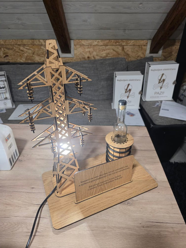 ⚡ Personalizirani drveni dekor – elektro tematski poklon