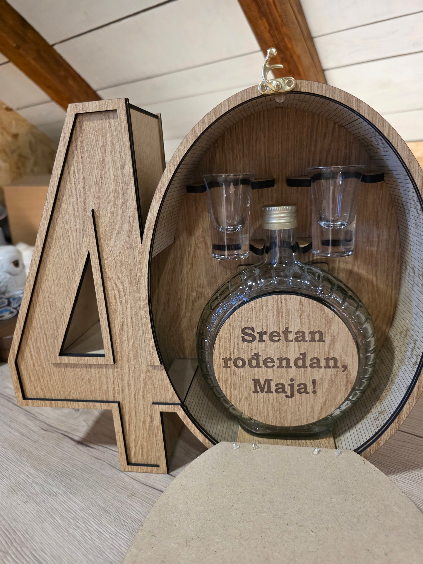 Poklon za 40. rođendan – kutija s čuturom i čašicama