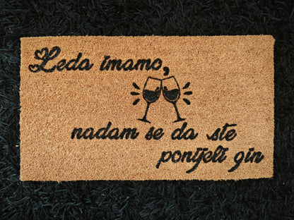 Personalizirani ulazni otirač – s prezimenom i motivom po tvojoj želji 🏡