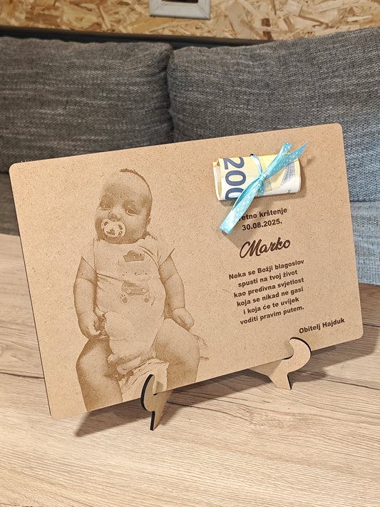 Personalizirana drvena ploča s fotografijom i porukom – poklon za krštenje 💙